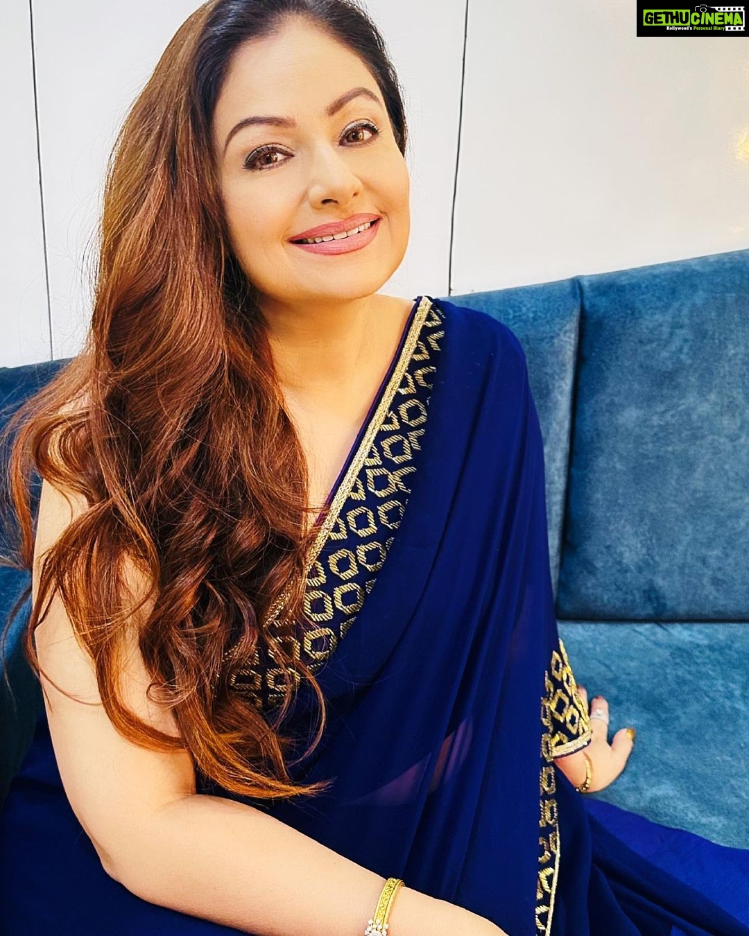 Ayesha Jhulka Instagram - Life does not come with instructions on how to live, but it does come with trees, sunsets, smiles and laughter ππ #smile #smiles #laughter #laugh #laughing #laughoutloud #smileπ #smilemore #laughs #life #aj #photooftheday #instagood #instagram #instadaily #instamood #friday #friyay