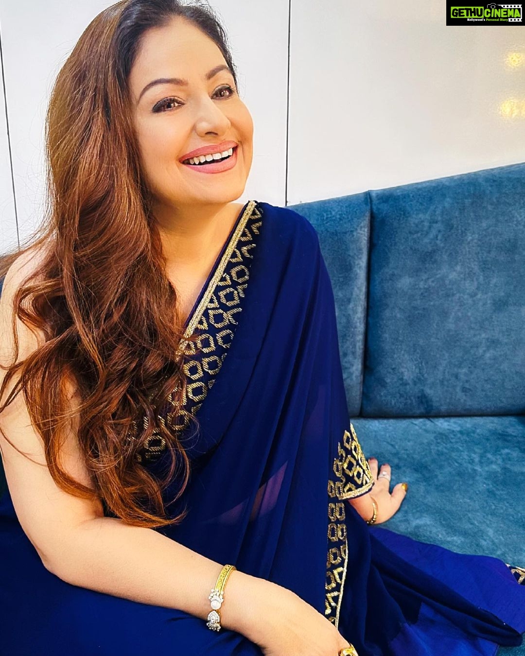 Ayesha Jhulka Instagram - Life does not come with instructions on how to live, but it does come with trees, sunsets, smiles and laughter ππ #smile #smiles #laughter #laugh #laughing #laughoutloud #smileπ #smilemore #laughs #life #aj #photooftheday #instagood #instagram #instadaily #instamood #friday #friyay