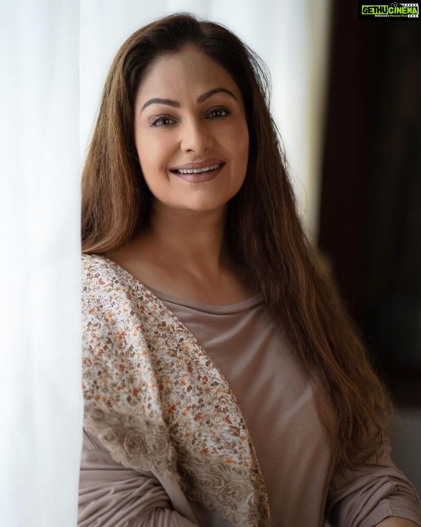 Ayesha Jhulka Instagram - A journey of a thousand miles begins with a smile 😊 @kailashgandhiphotography #smile #favourite #contagious #bright #smiley #emoticon #thoughtoftheday #photooftheday #photography #morning #instagood #instagram #instadaily #tuesday #aj #tuesdayvibes #tuesdays