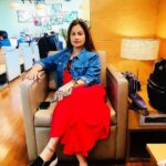 Ayesha Jhulka Instagram - Sometimes you need to just sit back and observe 🧐 #red #redridinghood #relax #watch #attention #silence #instagood #photooftheday #instagram #instamood #monday #aj #mondaymood