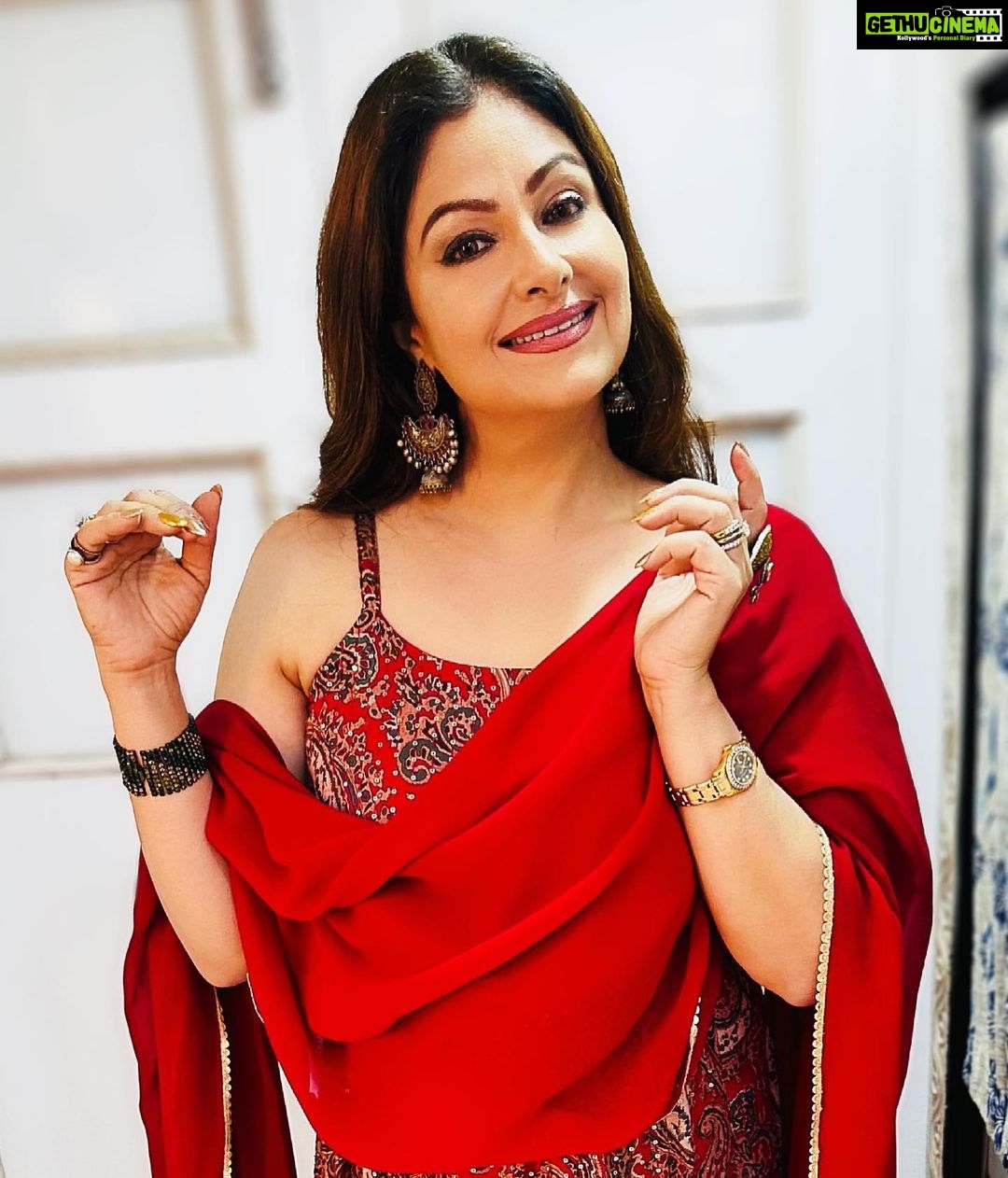 Ayesha Jhulka Instagram - “Red is for fire red is for love too it lies in our hand what we wanna choose.” – Shivangi Lavaniya #red #reddress #fire #love #heart #❤️ #❤️❤️❤️ #aj #colour #moods #instagood #instagram #instadaily #photooftheday #photo #photos #friday #friyay