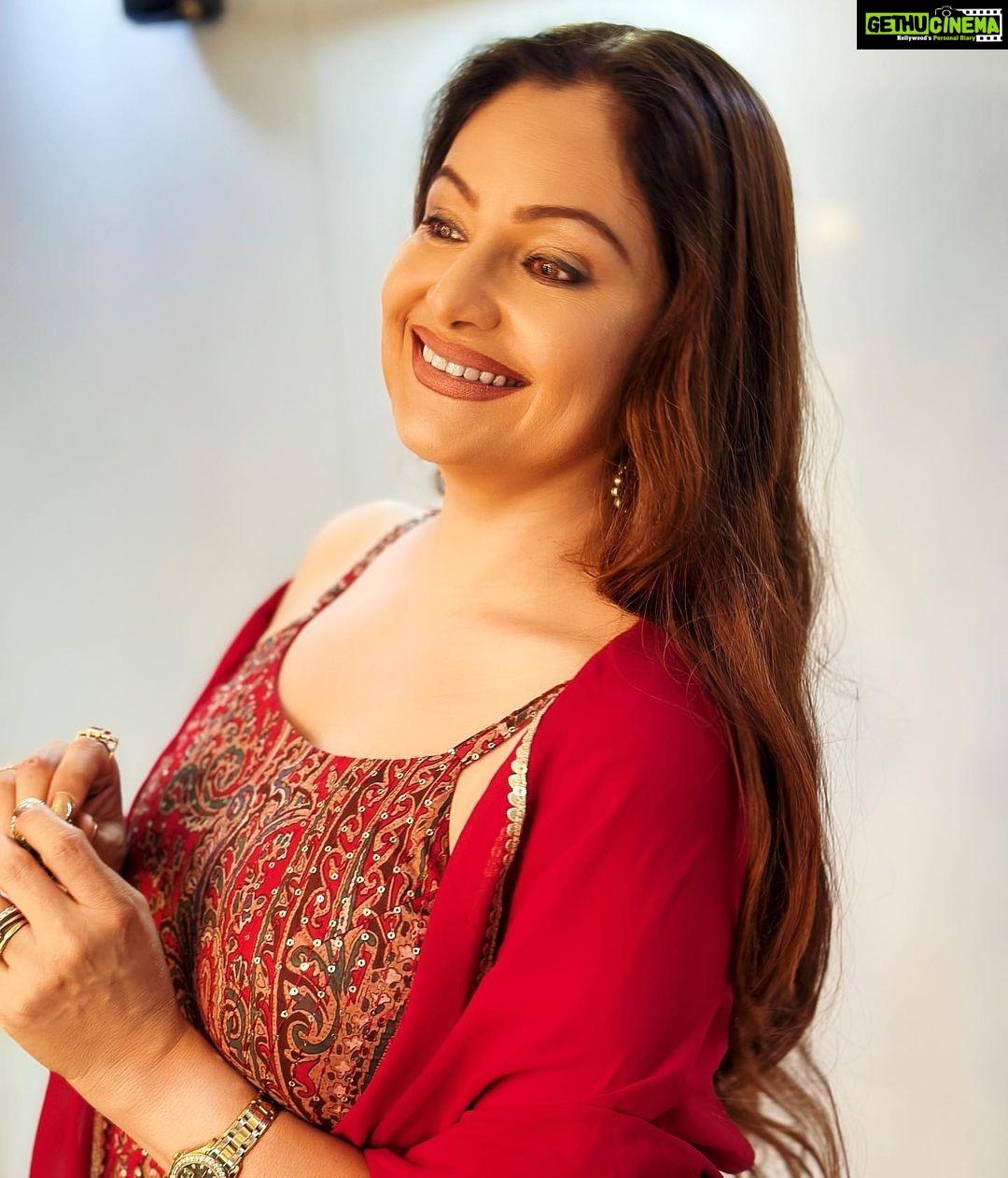 Ayesha Jhulka Instagram - “Red is for fire red is for love too it lies in our hand what we wanna choose.” – Shivangi Lavaniya #red #reddress #fire #love #heart #❤️ #❤️❤️❤️ #aj #colour #moods #instagood #instagram #instadaily #photooftheday #photo #photos #friday #friyay