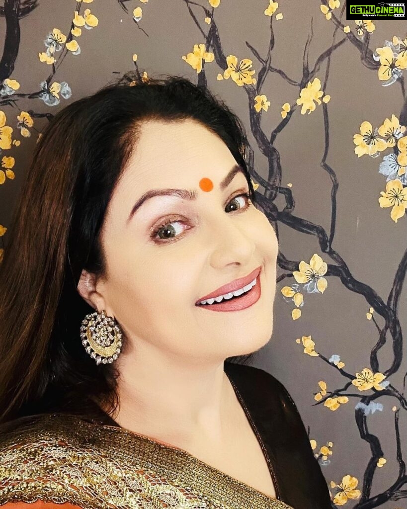 Ayesha Jhulka Instagram - “A simple smile. That’s the start of opening your heart and being compassionate to others.”— Dalai Lama #smile #passion #kindness #compassion #easy #effort #peace #contagious #aj #photooftheday #instagood #instagram #instadaily #insta #thursday #thursdayvibes