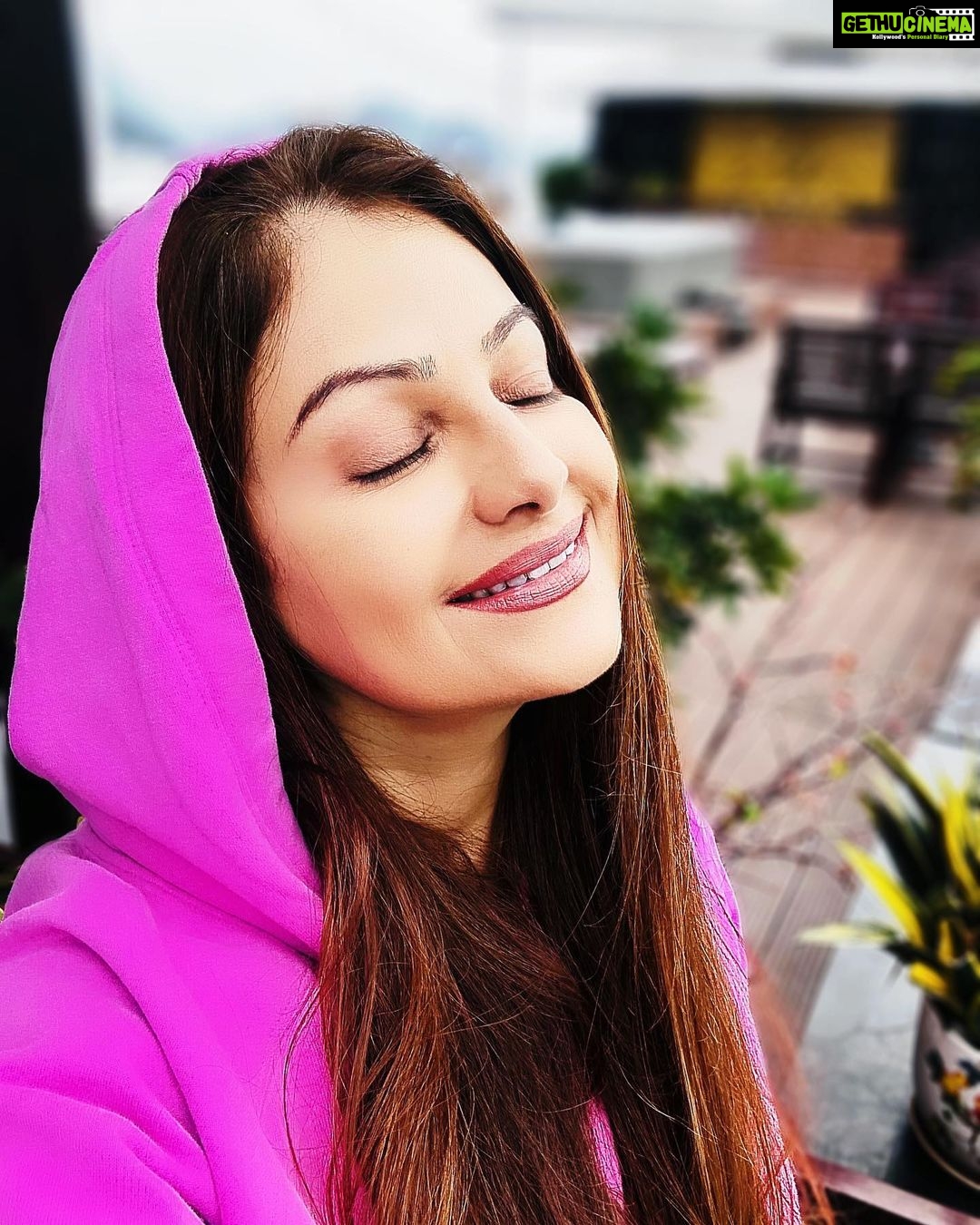 Ayesha Jhulka Instagram - Sometimes I have loved the peacefulness of an ordinary Sunday. #sometimes #peaceful #relaxed #normal #sunday #weekend #photooftheday #smile #smiles #instagood #instagram #aj #happy #content #instadaily #insta