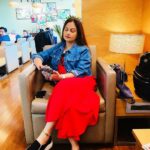 Ayesha Jhulka Instagram - Sometimes you need to just sit back and observe 🧐 #red #redridinghood #relax #watch #attention #silence #instagood #photooftheday #instagram #instamood #monday #aj #mondaymood