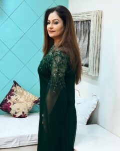 Ayesha Jhulka Instagram - "Happiness is a direction, not a place." — Sydney J. ...

Costume @bobbyk_india 
Makeup @samina_makeupmagic_04 
Hair @shparveen347 

#green #onset #shoot #shooting #photooftheday #india #talent #talented #aj #instagram #instagood #instadaily #insta #sunday #show @sonytvofficial #tonight #sundayfunday