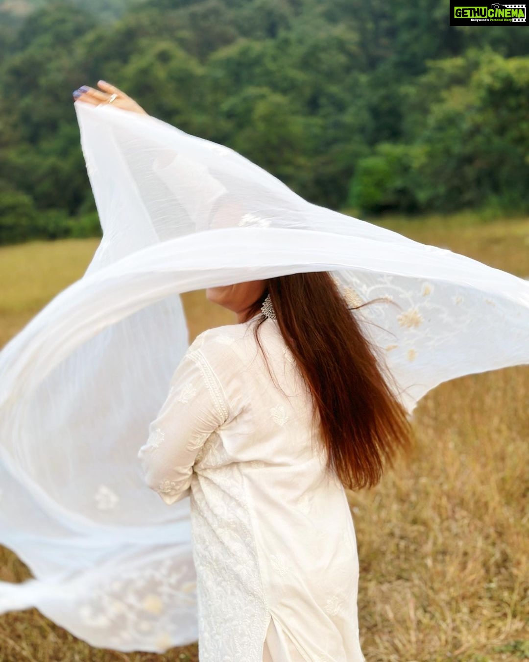 Ayesha Jhulka Instagram - MOODS !! "Happiness is not a station you arrive at, but a manner of traveling." —Margaret Lee Runbeck #mood #moods #moodboard #happy #happiness #dance #white #peace #beauty #aj #instagood #instagram #instadaily #insta #photooftheday #photoeveryday #sunday