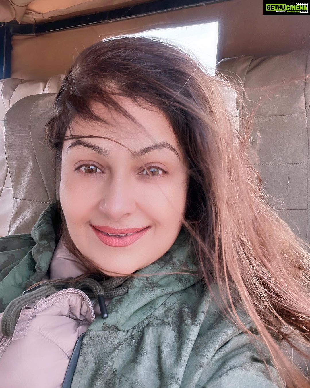 Ayesha Jhulka Instagram - “I think the most important thing a woman can have – next to talent, of course – is her hairdresser.” – Joan Crawford 😂🙈 #hair #hairstyles #hairgoals #hairdresser #hairtutorial #hairstyle #mess #aj #morning #enjoy #instagram #instagood #instadaily #saturday #saturdays #😂