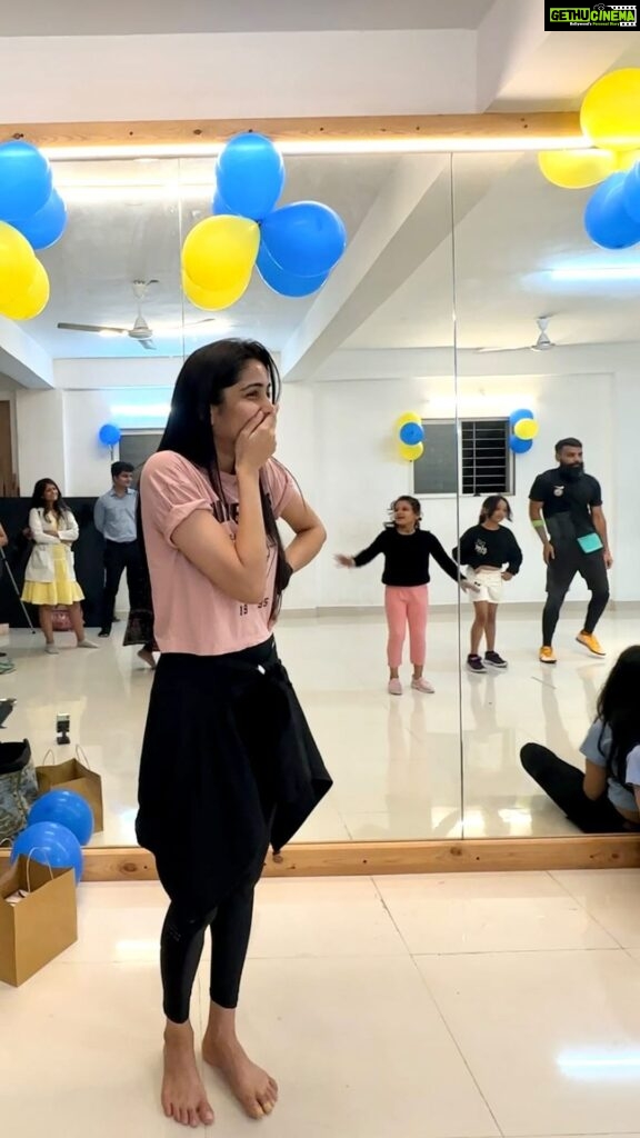 Ayli Ghiya Instagram - Teachers Day & pre Birthday Surprise Celebration.. Cannot at all express through words what I felt.. Surprised, overwhelmed, Happy, Emotional, and very very fortunate to have and yet growing such a great family which is bonded through Dance & Art❤️ Love you all🥹🫶🏻 #aylisdanceandartacademy Thank you so much for the greatest surprise🥹🫶🏻 Pratik, Shantanu, Dr Shrenik, Dishie, Darshi, Kriya, Aradhya, Jeenali, Sanya, Jinisha, Anaya, Pritush, Tithi, Ankita, Krishnali, Sujit for the wonderful arrangements and performances and everyone else who were there online and as well those who are part of ADAA fam❤️ Without you guys there could not have been this family..