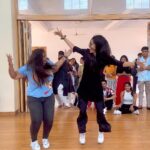 Ayli Ghiya Instagram - The friendship which boosts your energy❤️ My first ever Shuffle workshop it was.. and the way you gave the surprise visit.. learned the choreo in 5 min and shuffled for the first time in your entire life that too with me and for me.. @prajakta_krumper 🥹🫶🏻 BSs Aur Kuchh nai kehna muze..❤️ #bondedthroughdance