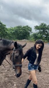 Ayli Ghiya Instagram - Pune Times page 1 & 3🙈 01/08/2023 Know my horse riding story!!! #lovehorses