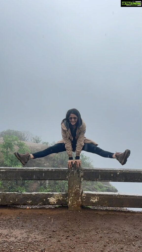 Ayli Ghiya Instagram - Me being myself.. when visiting the same spot after a yr!🙈 Ps: the camera angle makes it look more scary, and I’ve done this multiple times before.. Safety is always 1st priority! ❌Do not try to copy this❌ #firefly