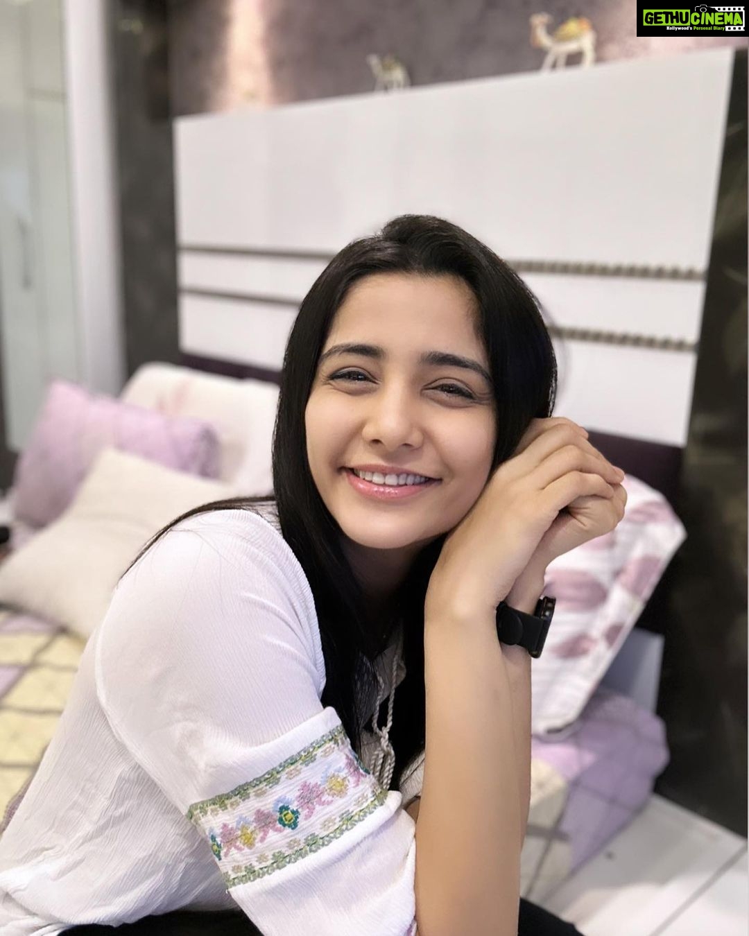 Ayli Ghiya Instagram - #bunnyrabbit pose to out of poses 🐰 Home Sweet Home