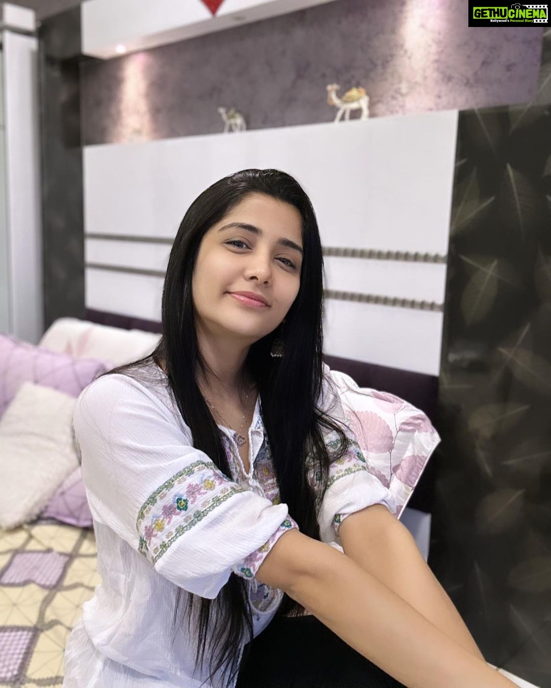 Ayli Ghiya Instagram - #bunnyrabbit pose to out of poses 🐰 Home Sweet Home