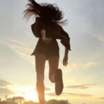 Ayli Ghiya Instagram – Feeling Grounded under the open Sky❤️🖤

#shufflemeetup 
#nostalgia
#shuffledance Montrose Beach