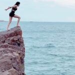 Ayli Ghiya Instagram - Uffff the Cold!!!! Well one checked off my bucket list once and for all!!! 🤣🤣🥶 PS: do not try to copy unless all precautions are taken! Know how to swim and know the risks and how to avoid getting hurt! #cliffdiving Black Rocks Marquette, Mi