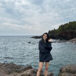 Ayli Ghiya Instagram - When you brother’s hoodie fits you like a dress😂😂😂 #cliffdiving #aftereffects Black Rocks of Lake Superior