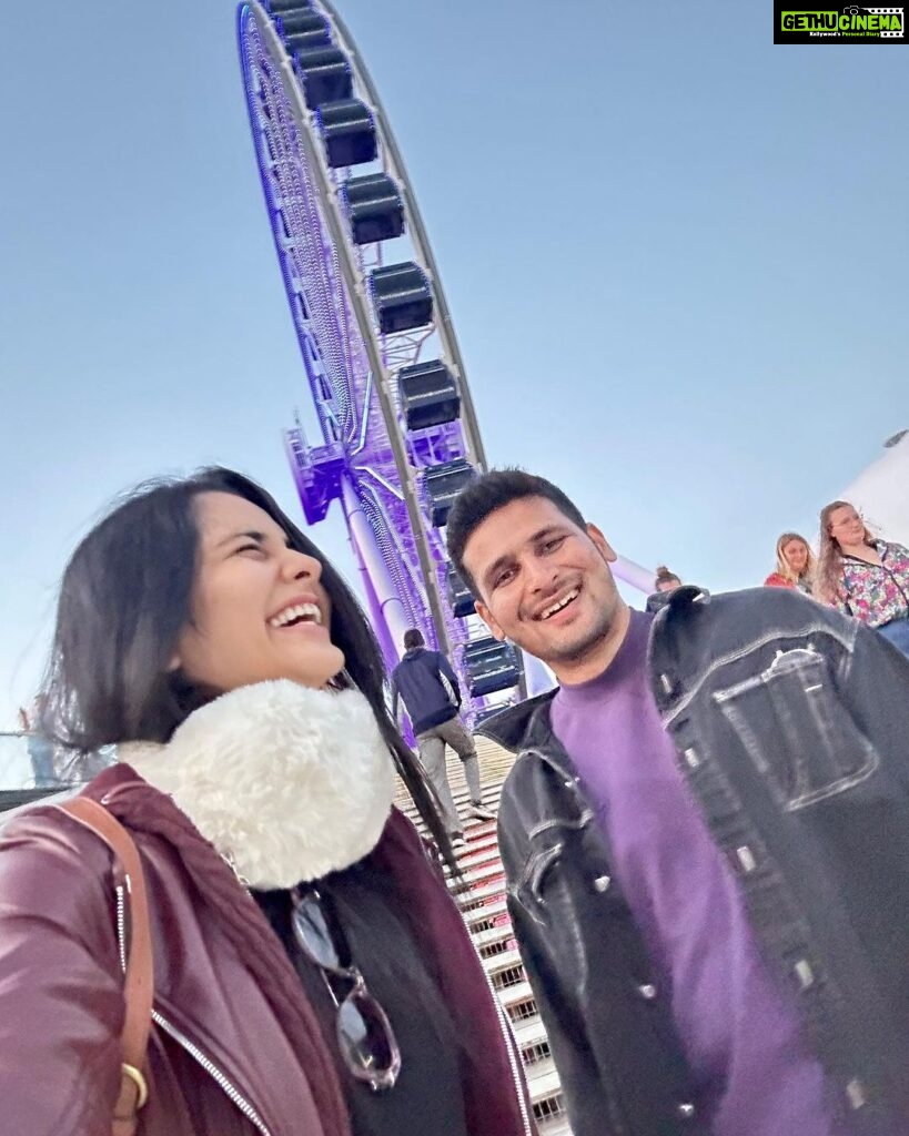 Ayli Ghiya Instagram - When you meet your long lost best friend all the way across in another country! 😂😭😂😂😂 Navy Pier Ferris Wheel