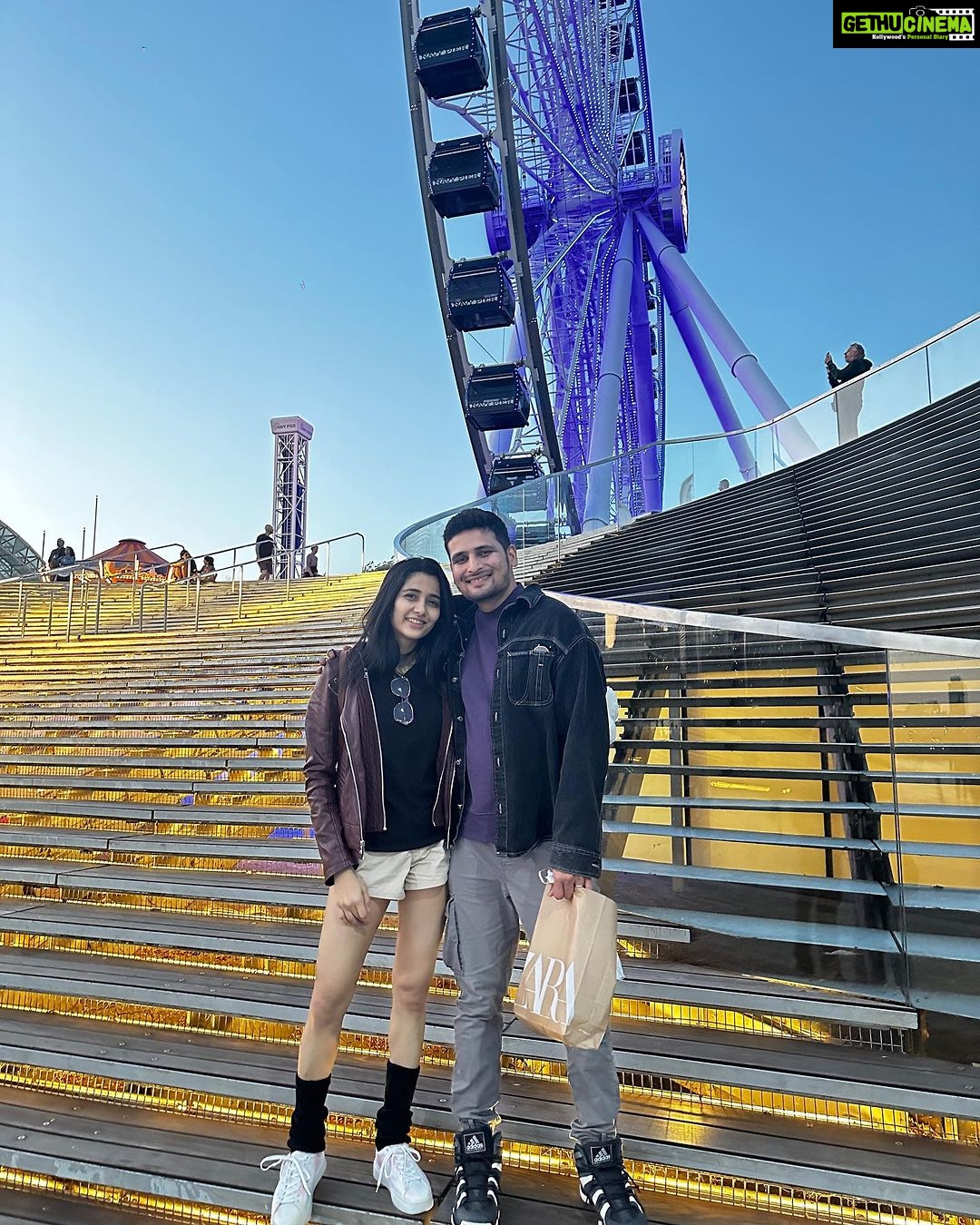 Ayli Ghiya Instagram - When you meet your long lost best friend all the way across in another country! 😂ðŸ˜ðŸ˜‚😂😂 Navy Pier Ferris Wheel