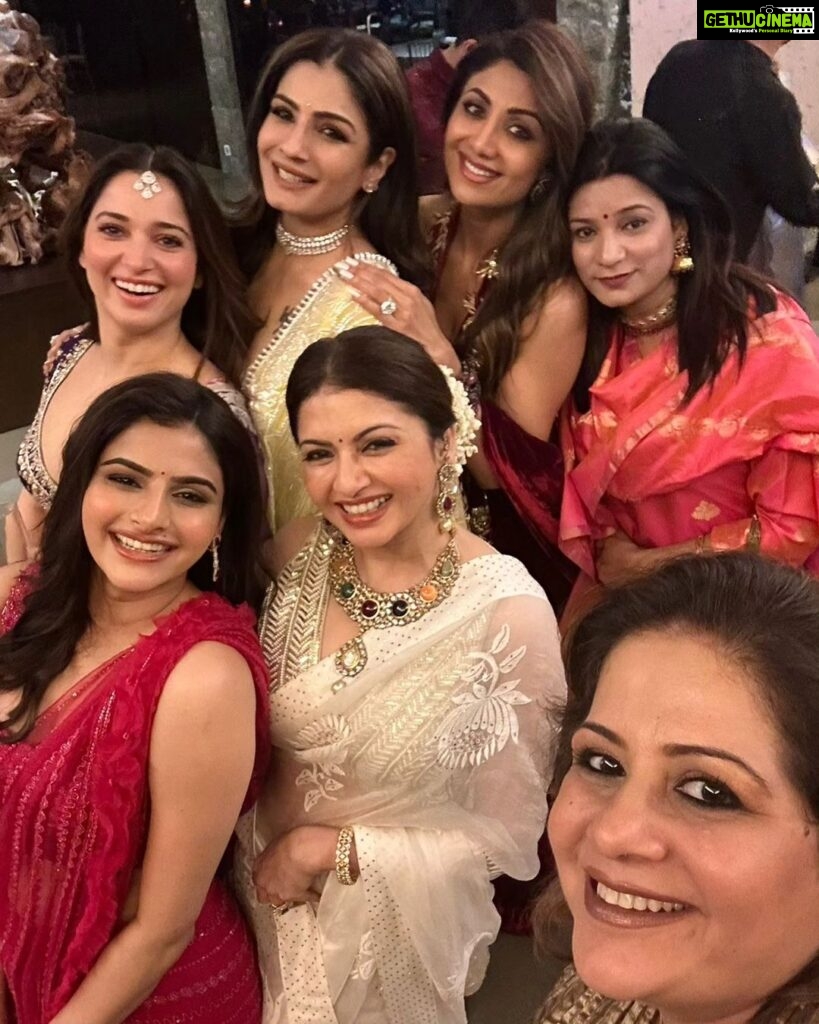 Bhagyashree Instagram - Diwali Vibes with the hostess with the mostest (super vibes, super food, super fun). Thank you @theshilpashetty ... lovely party. #festivevibes #festivewear #diwali