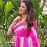 Bhagyashree Instagram - Gulabi subah!!! . Stylist - @roshni0819 Outfit - @houseofsupriya PR- @nehasofficial12 #saree #sari #bebeautiful #sareelove #traditional #lovethelook #dressedup #morningvibes #pink #morningsbelike #beyourownkindofbeautiful