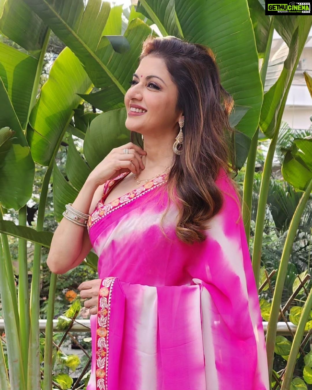 Bhagyashree Instagram - Gulabi subah!!! . Stylist - @roshni0819 Outfit - @houseofsupriya PR- @nehasofficial12 #saree #sari #bebeautiful #sareelove #traditional #lovethelook #dressedup #morningvibes #pink #morningsbelike #beyourownkindofbeautiful