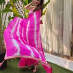 Bhagyashree Instagram - Gulabi subah!!! . Stylist - @roshni0819 Outfit - @houseofsupriya PR- @nehasofficial12 #saree #sari #bebeautiful #sareelove #traditional #lovethelook #dressedup #morningvibes #pink #morningsbelike #beyourownkindofbeautiful
