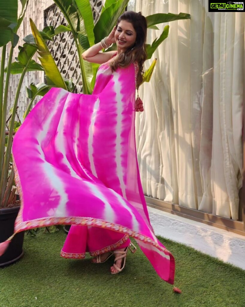 Bhagyashree Instagram - Gulabi subah!!! . Stylist - @roshni0819 Outfit - @houseofsupriya PR- @nehasofficial12 #saree #sari #bebeautiful #sareelove #traditional #lovethelook #dressedup #morningvibes #pink #morningsbelike #beyourownkindofbeautiful