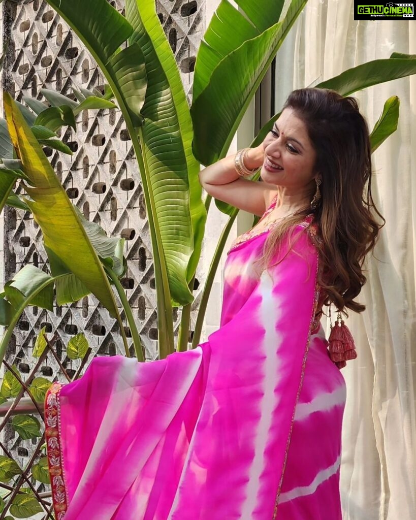 Bhagyashree Instagram - Gulabi subah!!! . Stylist - @roshni0819 Outfit - @houseofsupriya PR- @nehasofficial12 #saree #sari #bebeautiful #sareelove #traditional #lovethelook #dressedup #morningvibes #pink #morningsbelike #beyourownkindofbeautiful