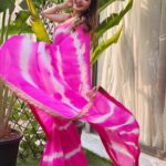 Bhagyashree Instagram - Gulabi subah!!! . Stylist - @roshni0819 Outfit - @houseofsupriya PR- @nehasofficial12 #saree #sari #bebeautiful #sareelove #traditional #lovethelook #dressedup #morningvibes #pink #morningsbelike #beyourownkindofbeautiful