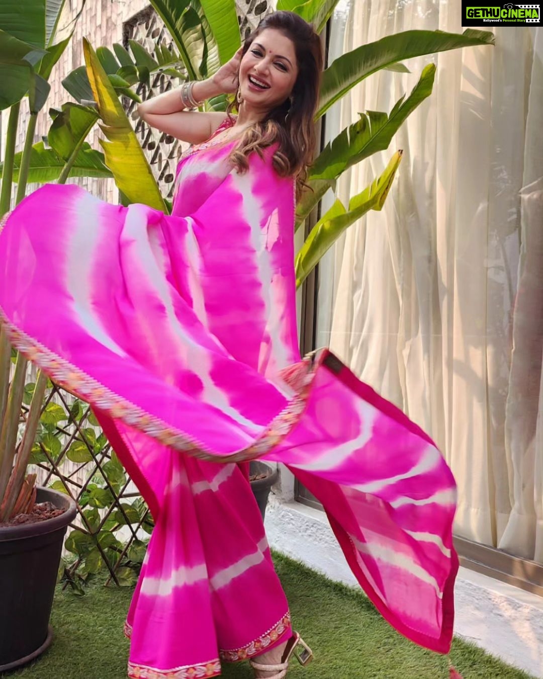 Bhagyashree Instagram - Gulabi subah!!! . Stylist - @roshni0819 Outfit - @houseofsupriya PR- @nehasofficial12 #saree #sari #bebeautiful #sareelove #traditional #lovethelook #dressedup #morningvibes #pink #morningsbelike #beyourownkindofbeautiful