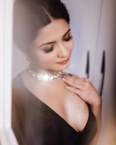 Bhakti Kubavat Instagram - Glamours Bhakti✨

In frame : @bhaktikubavat 
Capture by : @cinematicbyharsh , @jayphotographer5663 
Hair & Make up : @jasmine_beauty_care 
Outfit & jewelry: @flairthestudio