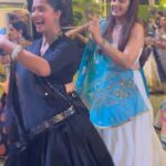 Bhakti Kubavat Instagram - This song is a special one! It takes me back to my school days in Baroda - United Ways na garba :) Happy Navratri everyone 🙏🏻 With my girls 🫶🏻 #garba #navratri #garbalovers #chaniyacholi