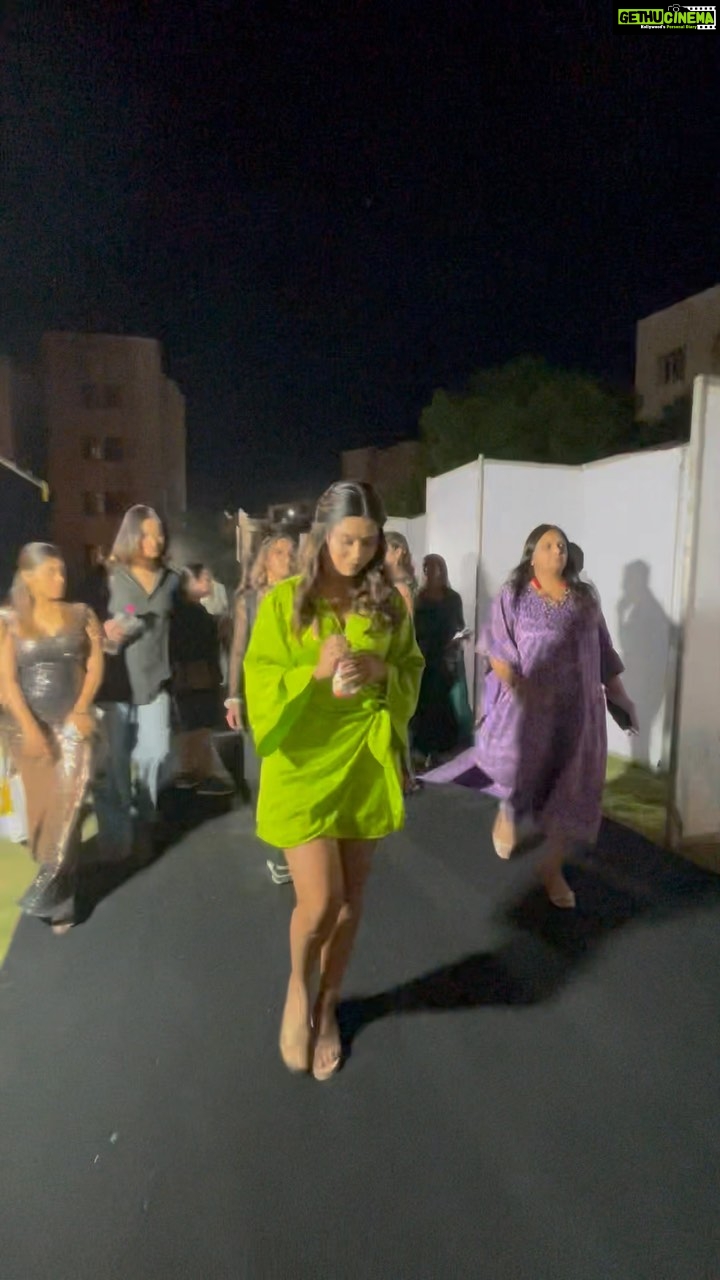Bhakti Kubavat Instagram - Entourage @paruluniversity We’re here, cant wait to see ya all 🫶🏻 #paruluniversity #bhaktikubavat #showstopper #fashionshow Parul University