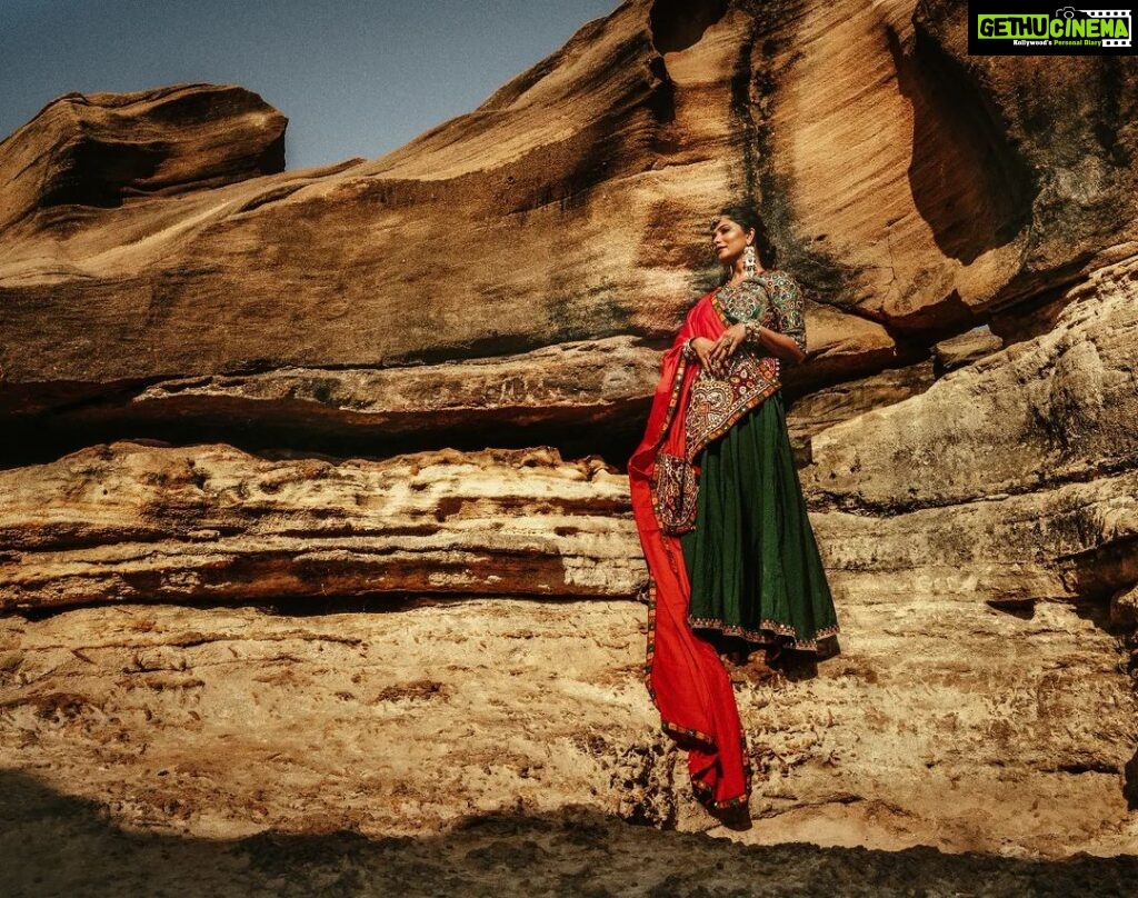 Bhakti Kubavat Instagram - @bhaktikubavat ...... ...... Shoot for @gujarattourism Managed by @themediabox18 Styling @styleitwithniki Costumes @label.jagruti Jewellery @creyons_ #throwback #navratri #kutch #ahmedabadfashionphotographer #travel #travelphotography #travelblogger #rural #rurallife Kutch