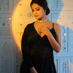 Bhakti Kubavat Instagram - Wait for the output… @cinematicbyharsh 🎥 Team. - @hd.creation.pictures In Frame - @bhaktikubavat Makeup by - @jasmine_beauty_care , @richa_dave Ahmedabad, India
