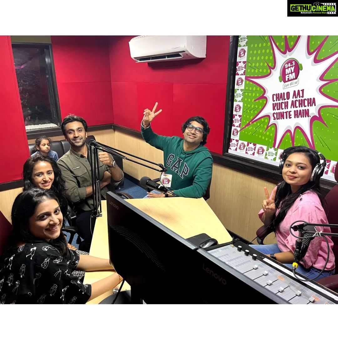 Bhamini Oza Instagram - So that is how our day at Rajkot went! #AumMangalamSinglem Promotions - Day 1 ❤️ Film releasing on 18th November 2022. @rjjay_ @baba.bolta.hain @redfmgujarati @itsbirad @jwalant.chhaya @mirchirajkot @mirchirjhirva @mirchirjneha @aajkaaldaily @myfmindia @rj_nupur_official