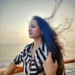 Bhamini Oza Instagram – Wind in my hair, 
sun dimming the glare.
Drifting along the waves,
It’s worth a stare!

#cruising #sundown

📸 @mindsetr