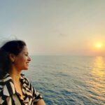 Bhamini Oza Instagram – Wind in my hair, 
sun dimming the glare.
Drifting along the waves,
It’s worth a stare!

#cruising #sundown

📸 @mindsetr