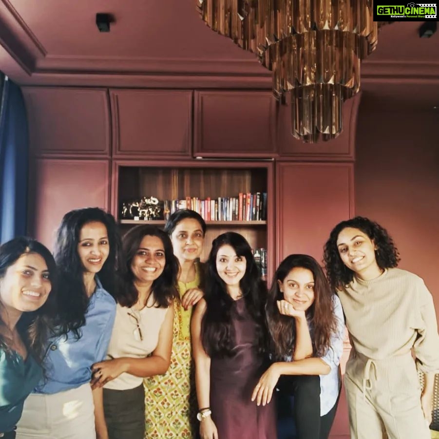 Bhamini Oza Instagram - Oh that's us! All women with all hearts !!. And here is a strong reminder to our dearest producer @kajalgb , that it's time for a show! Thank you @ami_trivedi_official for showcasing your beautiful heart in your super beautiful house and flaunting freely your whole apartment including the society terrace. !! Love you!!