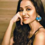Bhamini Oza Instagram - I am all ears... for a beautiful pair of earrings! . . 📸 @punit.j.g Earings : @zewar_by_astitvaindia @astitvaindia