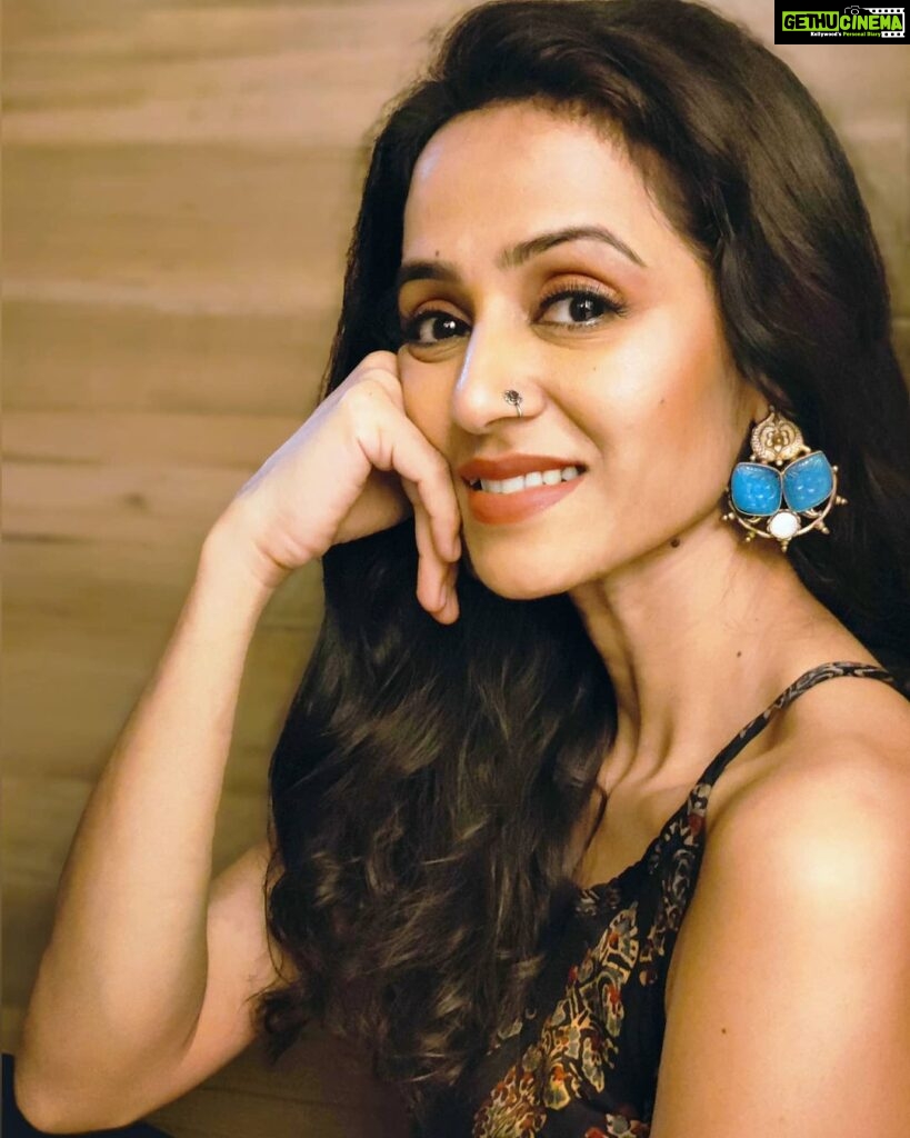 Bhamini Oza Instagram - I am all ears... for a beautiful pair of earrings! . . 📸 @punit.j.g Earings : @zewar_by_astitvaindia @astitvaindia