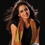 Bhamini Oza Instagram - Every time I prepare to be Sarla on stage, I love stage a little more, I love poetry a little more, I love the idea of love a little more, I love Sarla, Sir, Fanidhar & Keshav a little more, I love myself a little more... Thank you Sarla... #sirsirsarla #love #theatre #poetry Music : @kedarbhagat_kb Lyrics : @nirenbhatt @makaranddeshpande_v @pratikgandhiofficial @_shivamparekh @ojasrawal @kajalgb @nirenbhatt @kedarbhagat_kb @hisaurabhshah @vaibhavpro99 @teddyismaurya @theatre.n.i @mindworkzpr @amogh_phadake @prithvitheatre