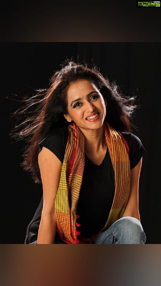 Bhamini Oza Instagram - Every time I prepare to be Sarla on stage, I love stage a little more, I love poetry a little more, I love the idea of love a little more, I love Sarla, Sir, Fanidhar & Keshav a little more, I love myself a little more... Thank you Sarla... #sirsirsarla #love #theatre #poetry Music : @kedarbhagat_kb Lyrics : @nirenbhatt @makaranddeshpande_v @pratikgandhiofficial @_shivamparekh @ojasrawal @kajalgb @nirenbhatt @kedarbhagat_kb @hisaurabhshah @vaibhavpro99 @teddyismaurya @theatre.n.i @mindworkzpr @amogh_phadake @prithvitheatre
