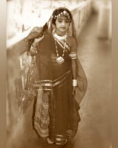 Bhamini Oza Instagram - It all started with a dream. A dream of being ecstatically happy all my life doing something that I love. Theatre is that dream that I live everytime I am on stage. 

#worldtheatreday🎭