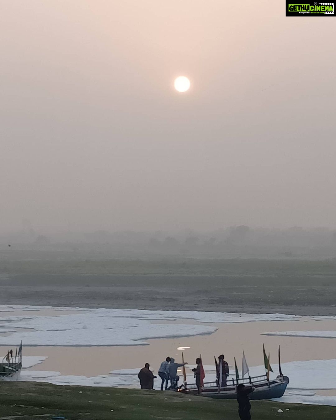 Bhamini Oza Instagram - An evening in Gokul .. when Sun is all set to set .. leaving his glorious reflection for us... #gokulgaam #vrindavan #gokuldham #eveningsky #reflections