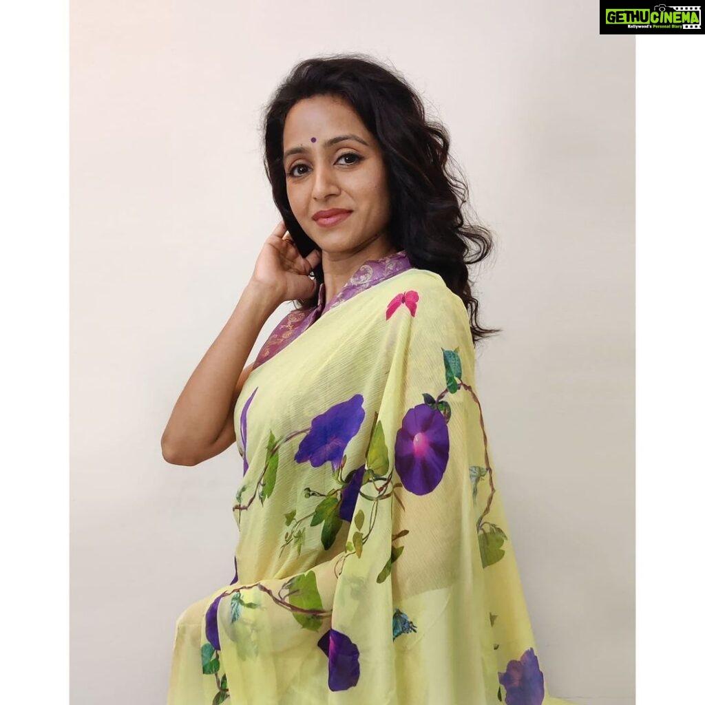 Bhamini Oza Instagram - The beauty of a Morning Glory flower, is that of it's patient wait for the sun to rise in the morning! The 'Morning Glory' saree by @bbg_royals is inspired by the vintage botanical paintings. This beautiful piece recreates a vintage magic, firstly by hand painting the motif on paper and then translating it on the purest silk chiffon. 📸 @punit.j.g @bbg_royals @digvijaysinghfashion @the_neo_eclectic #bbgroyals #bbgloyals #indianroyalty #rajputstyle #rajputsaree