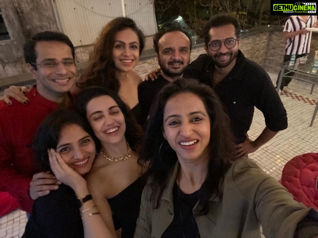 Bhamini Oza Instagram - Fun night with super fun people.. thank you @manasi_parekh @parthivgohil9 ..you guys are such lovely happy hosts..love you all!!!