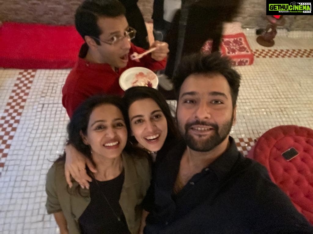 Bhamini Oza Instagram - Fun night with super fun people.. thank you @manasi_parekh @parthivgohil9 ..you guys are such lovely happy hosts..love you all!!!