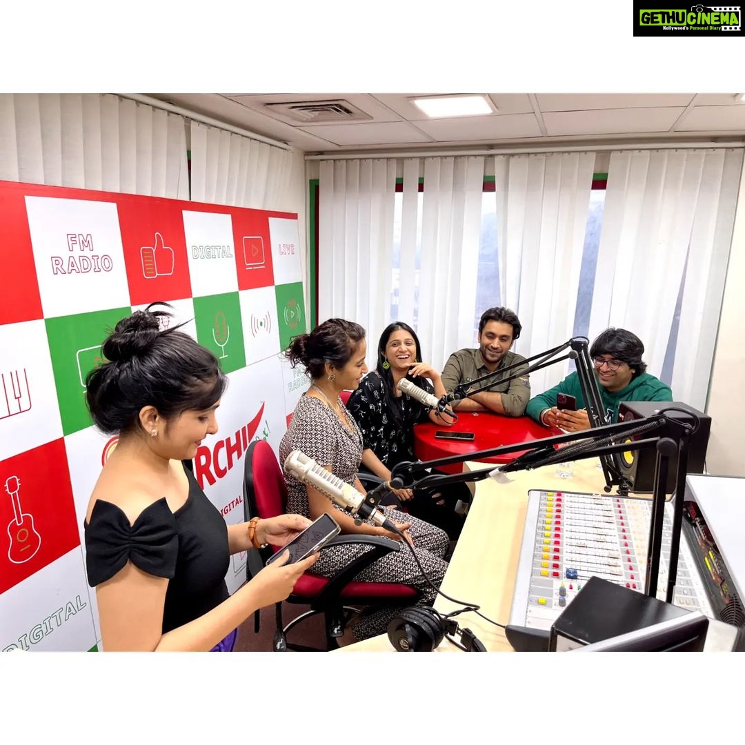 Bhamini Oza Instagram - So that is how our day at Rajkot went! #AumMangalamSinglem Promotions - Day 1 ❤️ Film releasing on 18th November 2022. @rjjay_ @baba.bolta.hain @redfmgujarati @itsbirad @jwalant.chhaya @mirchirajkot @mirchirjhirva @mirchirjneha @aajkaaldaily @myfmindia @rj_nupur_official